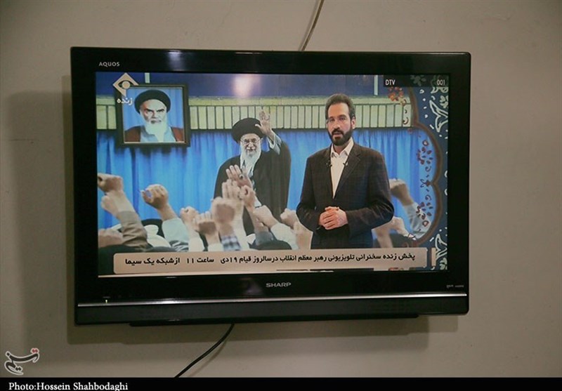 مشاهده تلویزیونی سخنرانی مقام معظم رهبری در سالروز قیام 19 دی توسط مردم قم + تصاویر
