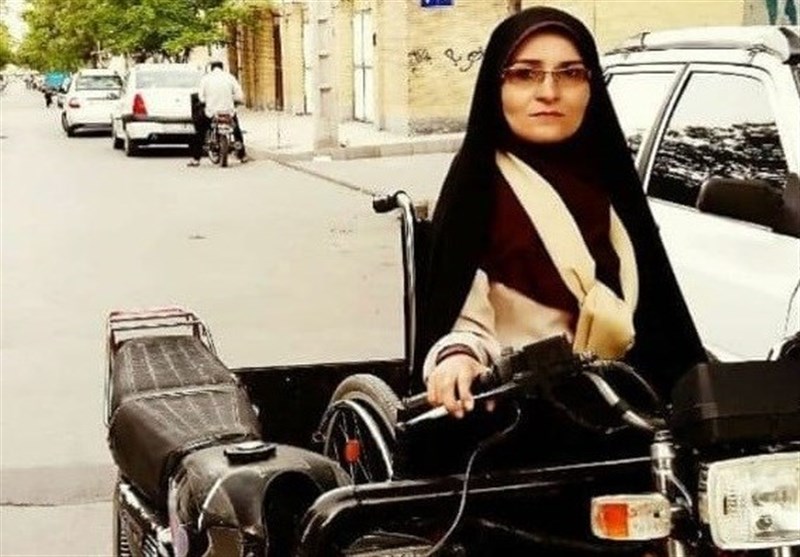 بنیاد کرامت رضوی به معلول زن مشهدی موتور اهدا کرد