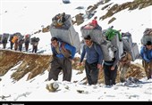 ساعتی همراه با کولبران در کوهستانهای کردستان / اینجا قلب انسان از ترس و دلهره میایستد+ فیلم