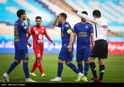 دیدار تیم‌های فوتبال استقلال و پرسپولیس