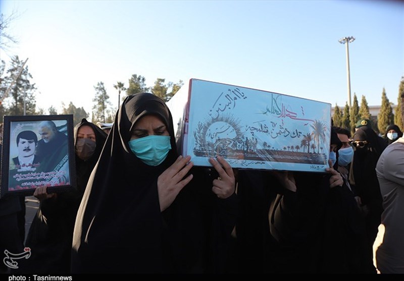 تشییع و تدفین 2 شهید گمنام در شیراز؛ مستقل از هر نگاه و گرایشی باید به شهدا احترام بگذاریم