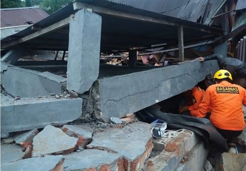 Indonesia Issues Tsunami Warning as Powerful Earthquake Kills Dozens (+Video)