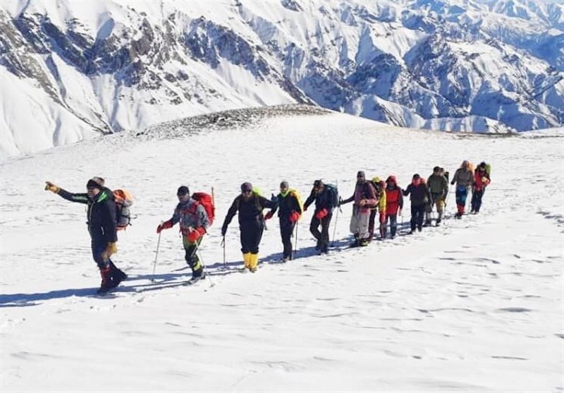 صعود کوهنوردان ارتش به قله 4050 متری کهار