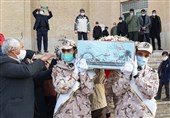 شهدای گمنام با لالایی یکی از مادران شهدا در خاک پر مهر مهرنشینان پرند آرام گرفتند + تصاویر