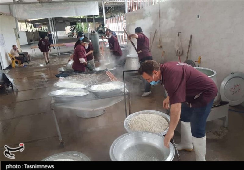 طبخ و توزیع غذای گرم در دزفول به مناسبت شهادت حضرت زهرا(س)+تصاویر