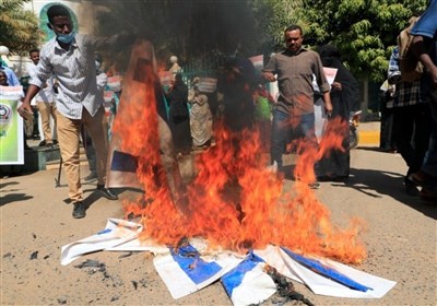 مردم سودان پرچم رژیم صهیونیستی را به آتش کشیدند+تصاویر