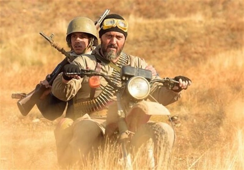 کامبیز دیرباز: قهرمان جدیدی را با &quot;تک‌تیرانداز&quot; به ویترین سینمای ایران اضافه کردیم/ ماجرای قبرستان سربازان آمریکایی چیست؟ + فیلم
