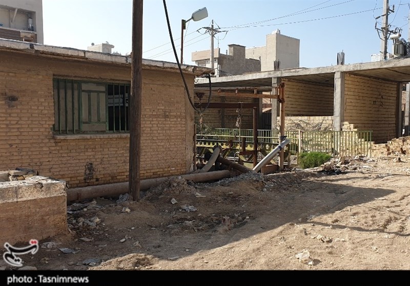 مرکز تجاری غیرقانونی در بندر امام خمینی تخریب می‌شود