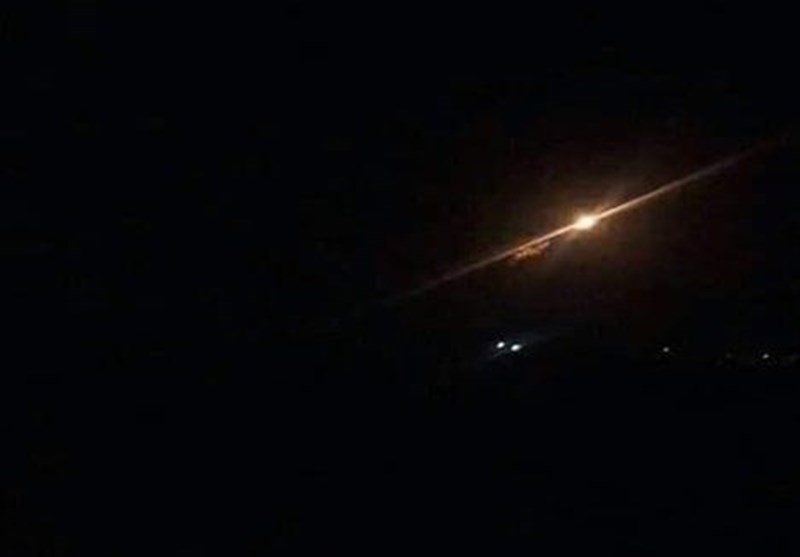 مقابله پدافند هوایی سوریه با تجاوز موشکی اسرائیل به حومه استان حماه