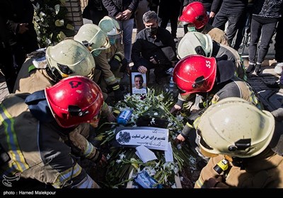 حضور آتش‌نشانان بر سر مزار چترباز جوان زنده‌یاد محمد بزرگی - امامزاده سیدجعفر(ع) و حمیده خاتون(س)