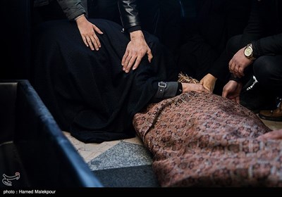 مادر زنده‌یاد محمد بزرگی در مراسم تشییع پیکر فرزندش بی‌تابی می‌کند