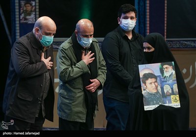تجلیل از خانواده شهدا در مراسم اولین سالگرد شهید مدافع حرم حاج اصغر پاشاپور 