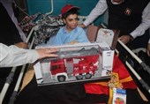 آتش‌نشانان آرزوی محمدمهدی 9 ساله را برآورده کردند؛ می‌خواهم به کودکان کمک کنم+ فیلم و تصاویر