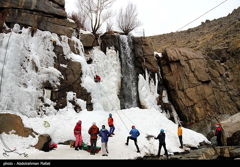 یخ نوردی در آبشار گنجنامه همدان
