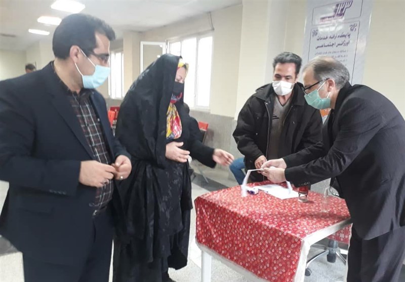 گروه جهادی پزشکان در بهارستان؛ 120 نفر از افراد تحت پوشش بهزیستی معاینه شدند
