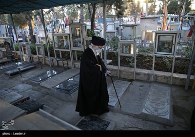 Ayatollah Khamenei Pays Tribute to Founder of Islamic Republic