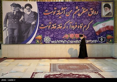 Ayatollah Khamenei Pays Tribute to Founder of Islamic Republic