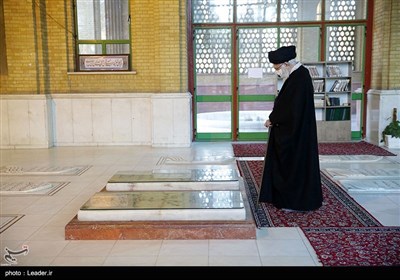 Ayatollah Khamenei Pays Tribute to Founder of Islamic Republic