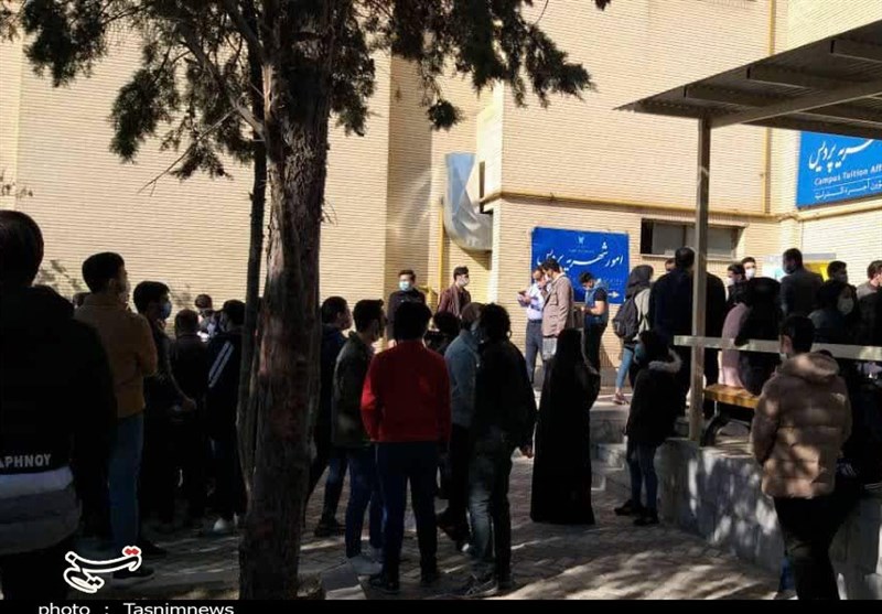 دلیل تجمع دانشجویان دانشگاه آزاد اسلامی مشهد مقدس برای تکمیل ثبت‌نام چیست؟ + تصاویر