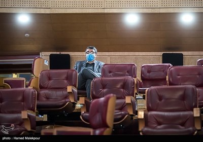 محمدمهدی طباطبایی‌نژاد دبیر سی و نهمین جشنواره فیلم فجر در نشست خبری فیلم بی همه چیز
