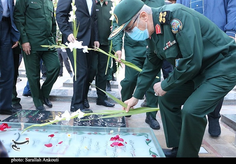 رئیس ستاد کل نیرو‌های مسلح به مقام شامخ شهید سلیمانی ادای احترام کرد + تصاویر