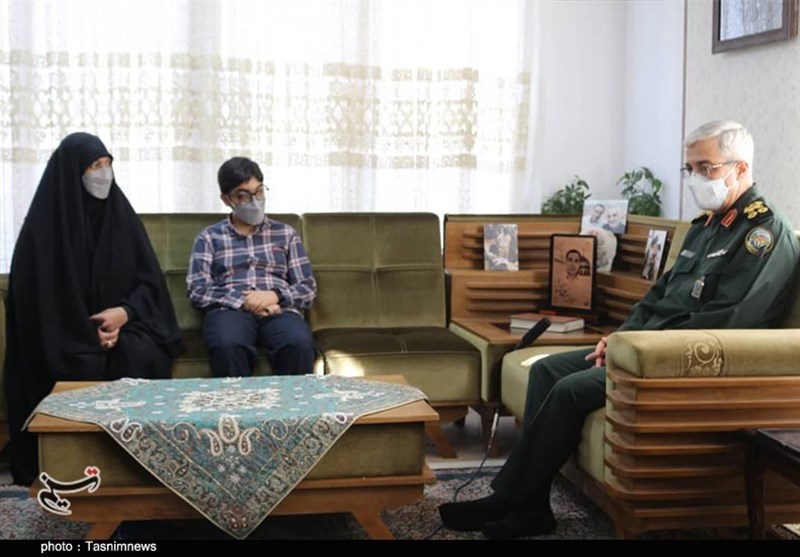 سرلشکر باقری با خانواده شهید مدافع حرم بادپا دیدار کرد + تصویر