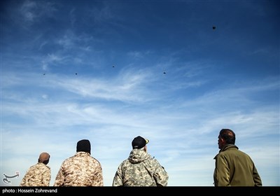 پرش چتربازان تیپ ویژه صابرین نیروی زمینی سپاه با چتر اتوماتیک 