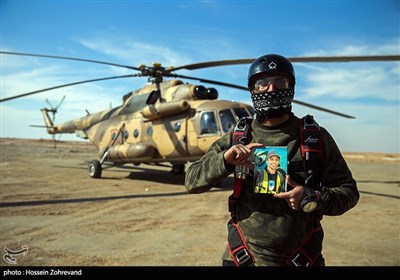 یکی از چتر بازان سقوط آزاد تیپ ویژه صابرین نیروی زمینی سپاه، تصویر مرحوم محمد بزرگی که یکی از بهترین بیس جامپ های ایران بود را به نشانه احترام در دست گرفته است.