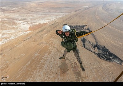 پرش یکی از چتربازان تیپ ویژه صابرین نیروی زمینی سپاه با چتر اتوماتیک 