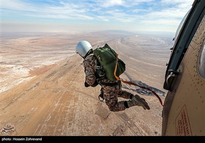پرش یکی از چتربازان تیپ ویژه صابرین نیروی زمینی سپاه با چتر اتوماتیک 