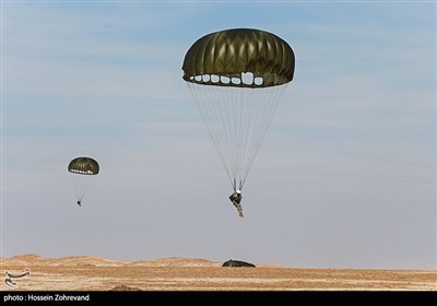 پرش چتربازان تیپ ویژه صابرین نیروی زمینی سپاه با چتر اتوماتیک 