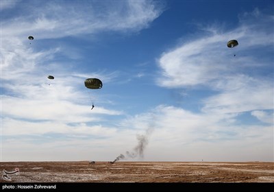پرش چتربازان تیپ ویژه صابرین نیروی زمینی سپاهبا چتر اتوماتیک 