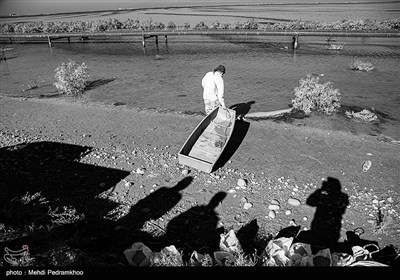 تالاب هورالعظیم در غرب استان خوزستان در منطقه مرزی دشت آزادگان واقع شده است.