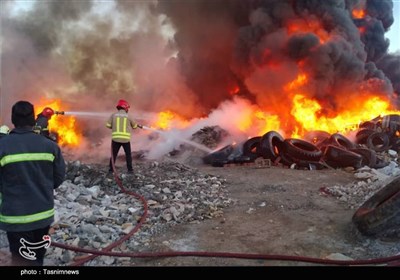  جزئیات آتش سوزی صبح امروز کرمان اعلام شد؛ تلاش ۲۵ آتش‌نشان کرمانی برای اطفای حریق یک انبار صنعتی+ عکس 