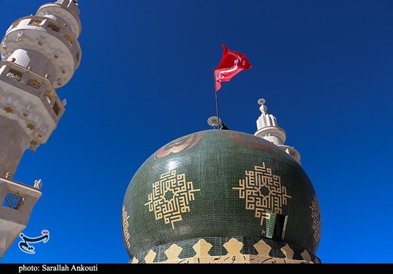 پرچم حرم امام حسین (ع) بر فرار گنبد مسجد مقدس صاحب‌الزمان(عج) کرمان به اهتزار درآمد