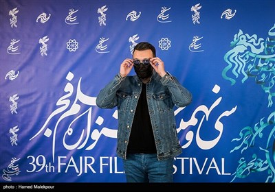 کامبیز دیرباز بازیگر فیلم تک تیرانداز در سی و نهمین جشنواره فیلم فجر