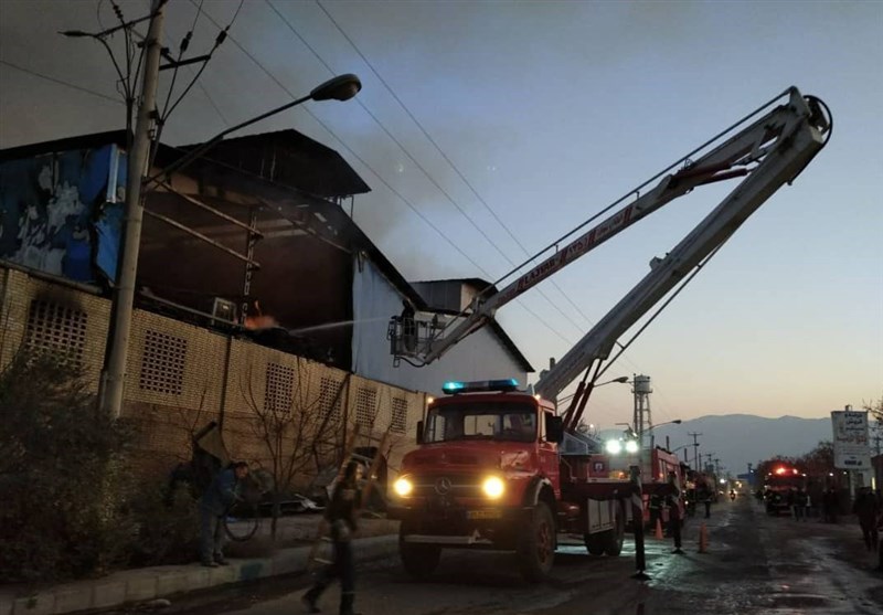حریق گسترده کارخانه تولید لِنت در کاشان/7 کارگر و یک آتش‌نشان مصدوم شدند