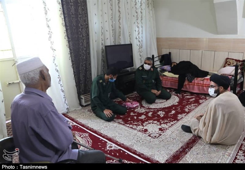 فرمانده منطقه یکم نیروی دریایی سپاه پاسداران انقلاب اسلامی با 2 خانواده شهید دیدار کرد+تصاویر