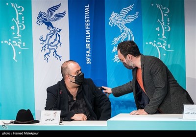 محمدرضا مقدسیان مجری و علی اوجی تهیه کننده در نشست خبری فیلم روزی روزگاری آبادان - سی و نهمین جشنواره فیلم فجر