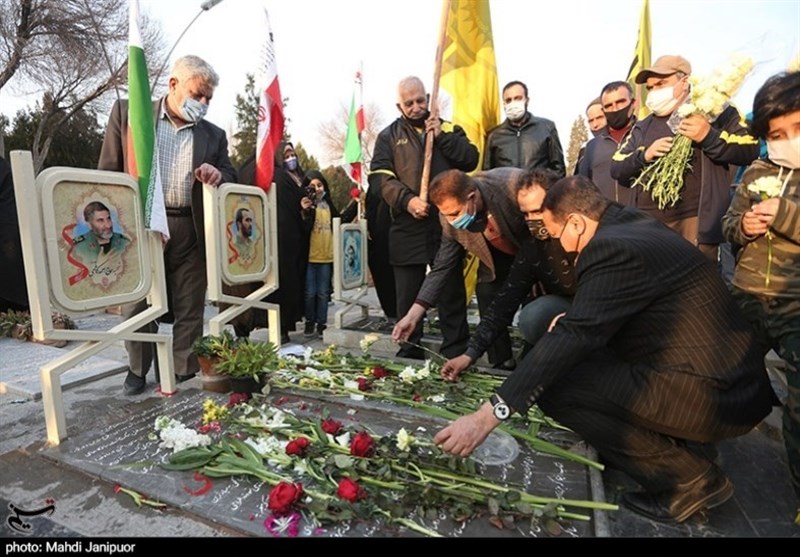 روایت تصویری تسنیم از مراسم عطرافشانی و گلباران مزار مطهر شهیدان در اصفهان