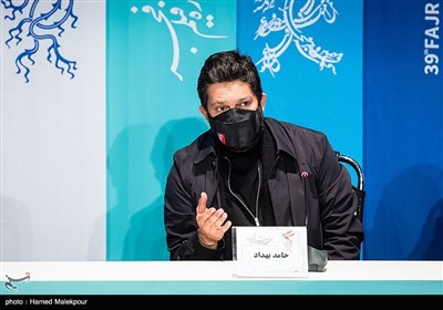 حامد بهداد بازیگر در نشست خبری فیلم گیج‌گاه - سی و نهمین جشنواره فیلم فجر