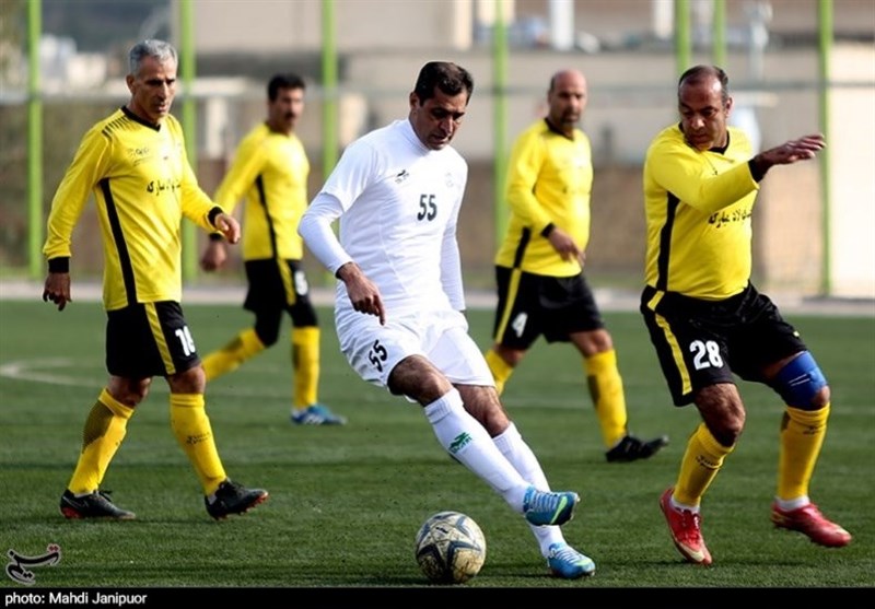 تقابل موسپیدان ذوب‌آهن و فولاد مبارکه در مسابقات فوتبال پیشکسوتان اصفهان به روایت تصاویر