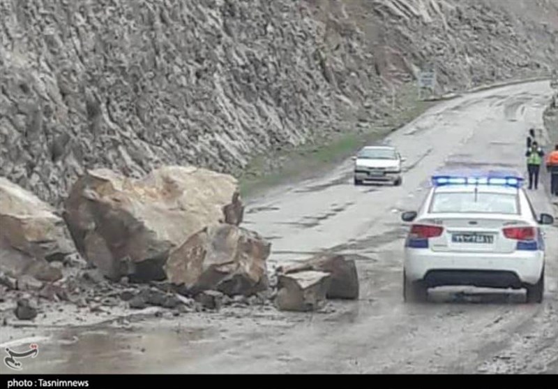 ریزش کوه در جاده مرودشت به شیراز/ ترافیک سنگین و تردد به کندی انجام می‌شود
