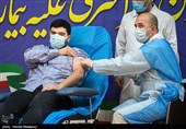 تزریق اولین واکسن کرونا به پارسا نمکی فرزند وزیر بهداشت