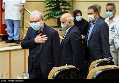 ورود سعید نمکی وزیر بهداشت به مراسم آغاز واکسیناسیون سراسری علیه بیماری کرونا در ایران