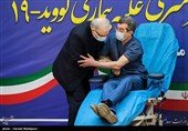 ادای احترام سعید نمکی وزیر بهداشت به فتاح قاضی رئیس بخش ICU اورژانس بیمارستان امام خمینی(ره) به عنوان اولین نفر از کادر درمان که واکسن کرونا تزریق کرد