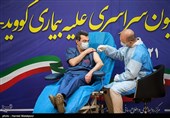 تزریق واکسن کرونا به فتاح قاضی رئیس بخش ICU اورژانس بیمارستان امام خمینی(ره) به عنوان اولین نفر از کادر درمان