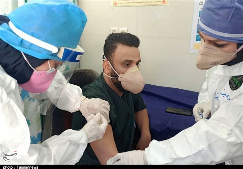 آغاز واکسیناسیون کرونا در استان زنجان‌ / اولویت تزریق با بخش درمان است + فیلم