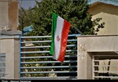 اهتزار پرچم مقدس جمهوری اسلامی ایران بر سر در منازل، مساجد و معابر شهر بندرعباس از دریچه دوربین تسنیم