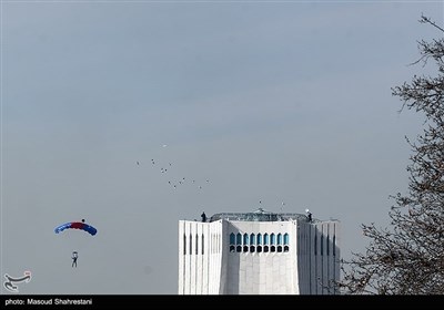 مسیرات ذکرى انتصار الثورة الاسلامیة فی طهران